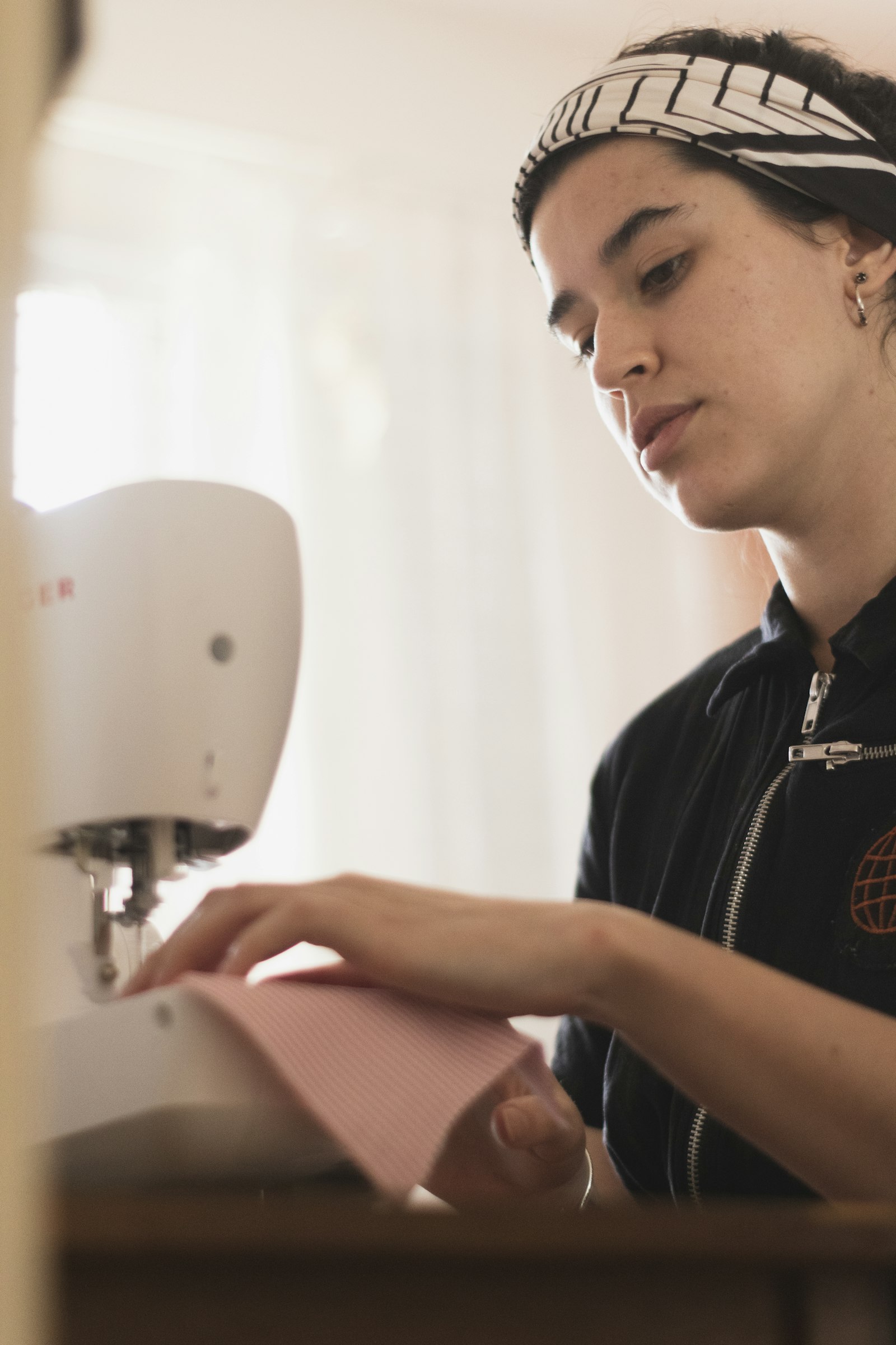 Dikiş makinesinde kumaş çalışması